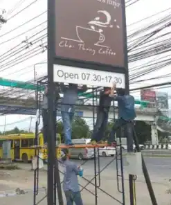 ติดตั้งเบอร์ ป้ายบนเสาหน้าร้าน ร้านกาแฟชายทุ่ง by wesignlab
