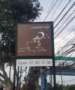 ป้ายบนเสาหน้าร้าน ติดตั้งเสร็จ ร้านกาแฟชายทุ่ง by wesignlab