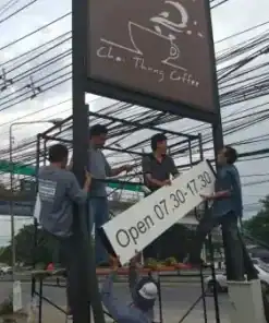 ป้ายบนเสาหน้าร้าน ร้านกาแฟชายทุ่ง by wesignlab