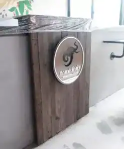 ป้ายโลโก้เคาน์เตอร์ร้านกาแฟเข้าท่า มุมข้างอีกรูป โดย wesignlab