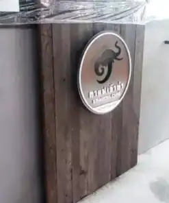 ป้ายโลโก้เคาน์เตอร์ร้านกาแฟเข้าท่ามุมเต็ม โดย wesignlab