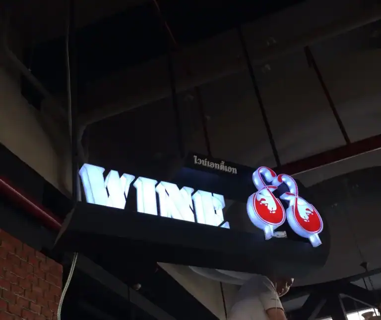 แขวนป้ายกล่องไฟอะคริลิกออกหน้าและข้าง WHY UP