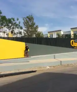 ตรวจแผงประดับหน้าโครงการ