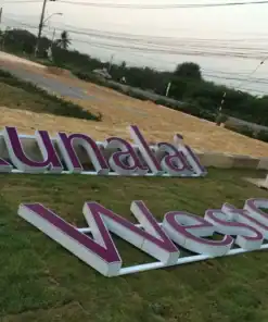 ตัวอักษรป้ายไฟออกหน้าโลโก้