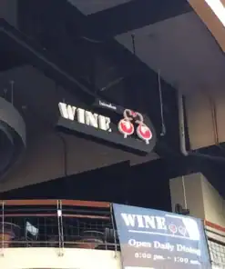 ป้ายกล่องไฟอะคริลิกออกหน้าและข้าง WHY UP มุมไกล