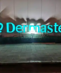 ป้ายบริเวณอาคาร Dermaster เอกมัย เปิดไฟ