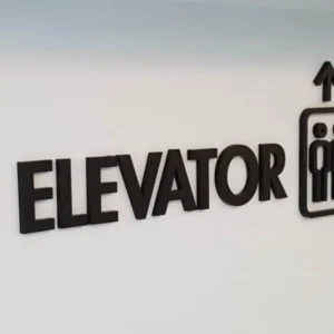 ป้ายบอกทางไปลิฟต์ภายในโครงการ