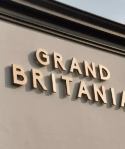 ป้ายอักษรโลหะซ่อนไฟด้านหลัง หน้าโครงการ แกรนด์บริทาเนีย