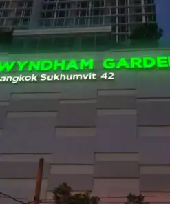 ป้ายไฟบนอาคาร WYNDHAM BANGKOK