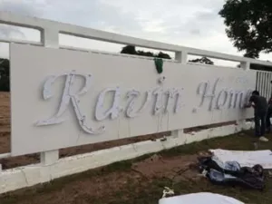 ป้ายไฟออกหลัง Ravin Home Resort ติดอักษรเสร็จ