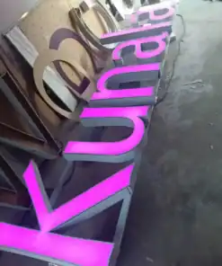 อักษรป้ายไฟออกหน้าโลโก้ เปิดไฟ