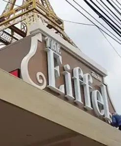เดินไฟป้ายไฟแสงออกด้านหลัง The Eiffel