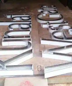 โครงอักษรป้ายไฟออกหน้าโลโก้