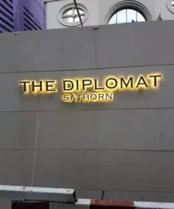 โลโก้ป้ายไฟแสงออกด้านหลัง the diplomat sathorn