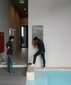 ป้าย Facilities สิ่งอำนวยความสะดวก ภายในโครงการ THE DIPLOMAT SATHORN กำลังติดตั้ง