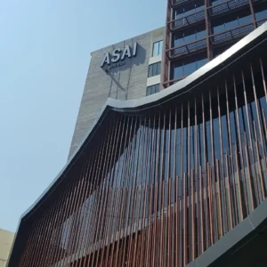 ป้ายโรงแรม ASAI ตัวอักษรสีขาว