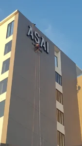 ป้ายโรงแรม ASAI ตัวอักษรเด่นชัด