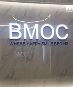 ป้ายคลินิก BMOC อักษรสีขาว