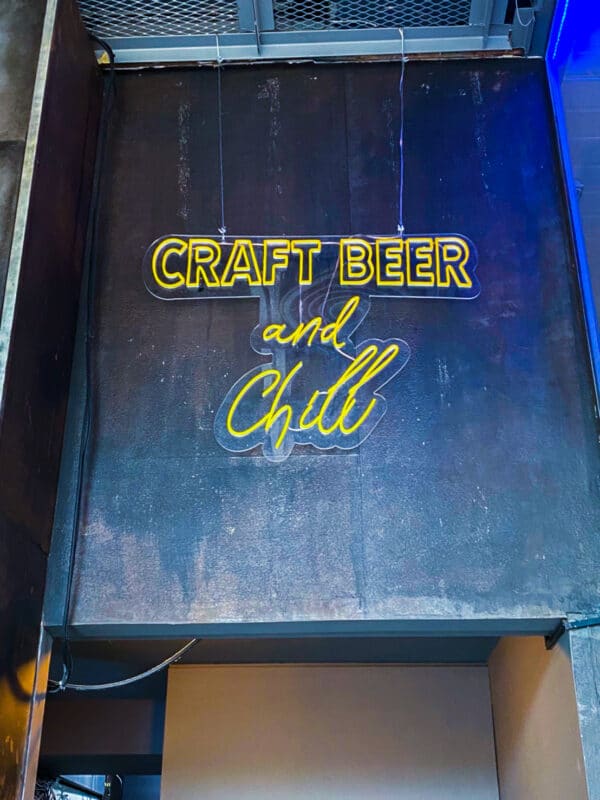 ป้ายไฟนีออน Craft Beer and Chitt