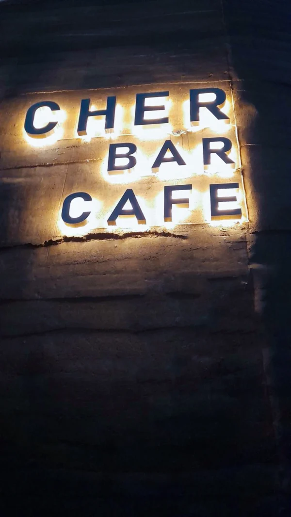 ป้ายไฟออกหลัง Cher Bar Cafe